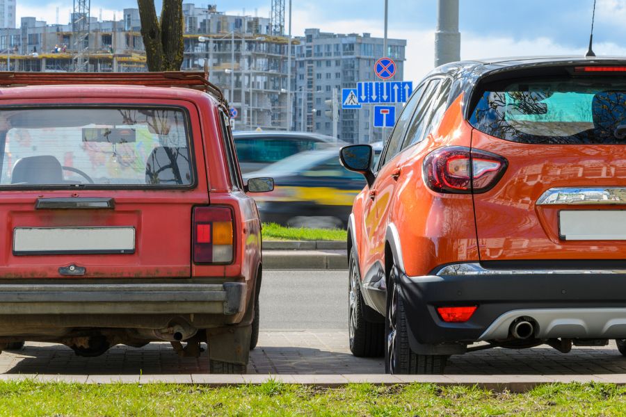 Starszy i nowszy model auta wystawiony na sprzedaż w skupie samochodów używanych