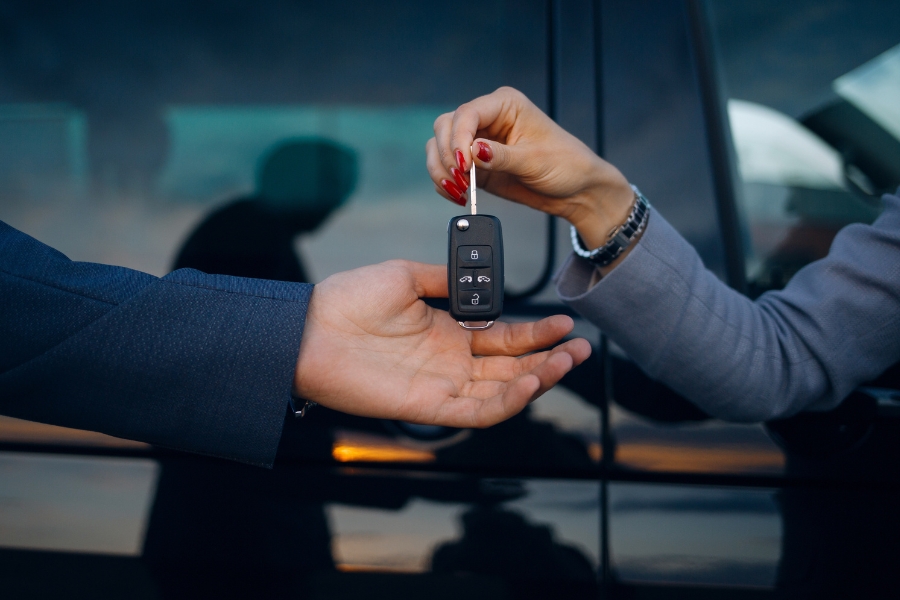 Wynajem busa – formalności i warunki najmu Przekazanie kluczyków przy wynajmie busa