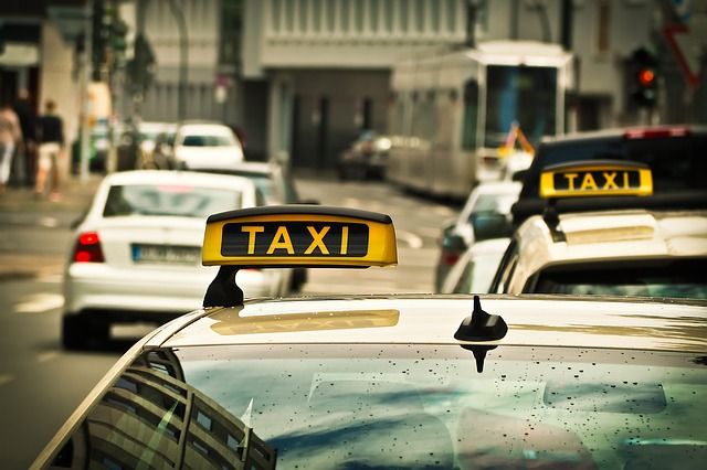 Taxi Eska na drodze w mieście